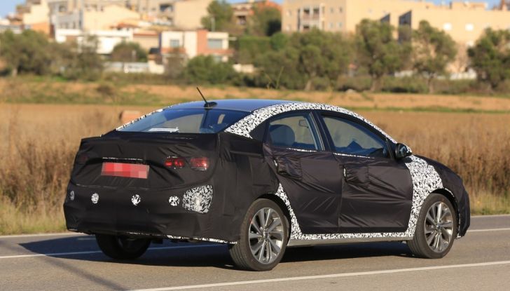 Foto spia Hyundai Accent 2017.