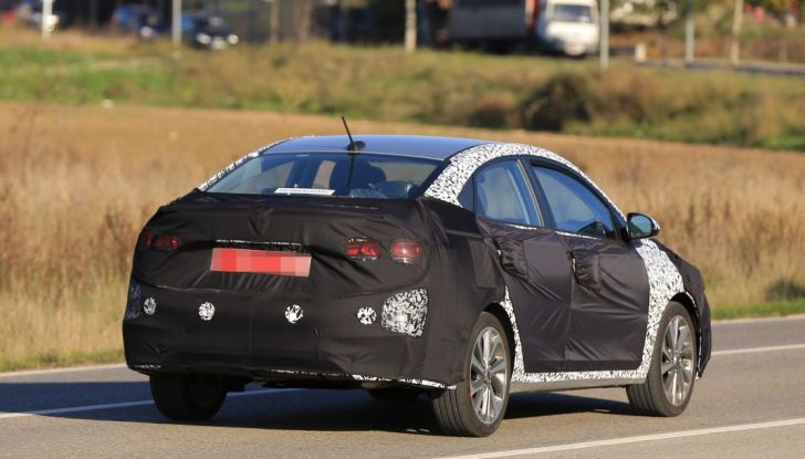 Hyundai Accent 2017, foto spia posteriore laterale.