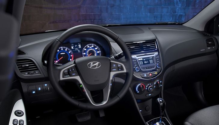 Hyundai Accent 2017 , postazione di guida.