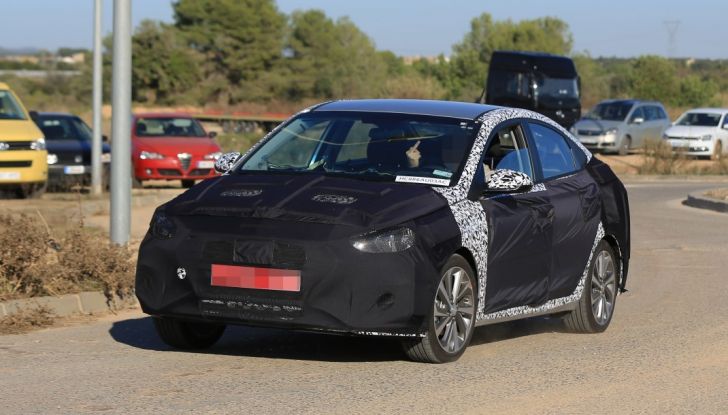 Hyundai Accent 2017 immagine spia, anteriore laterale.