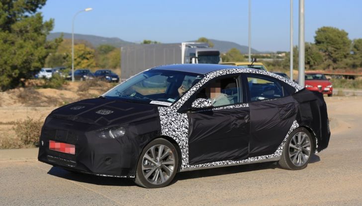 Hyundai Accent 2017 immagine spia, laterale, anteriore.