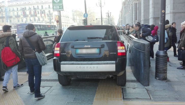 Torino, in auto sulle scale della metro di Porta Nuova - Foto 2 di 3