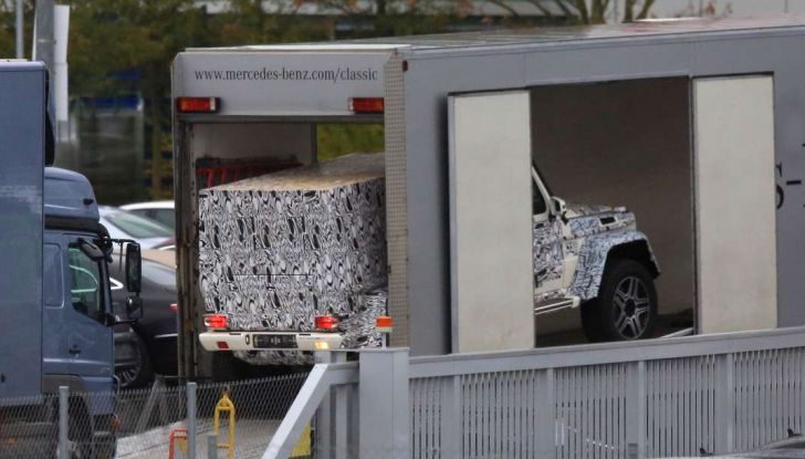 Mercedes G4x4, foto spia della versione con piattaforma allungata - Foto 3 di 4