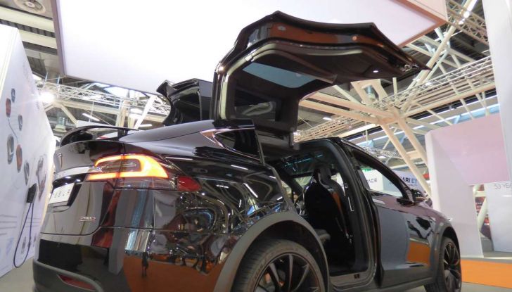 Tesla Model X, il crossover con le ali - Foto 5 di 7