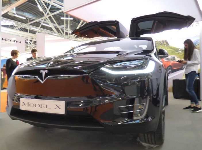 Tesla Model X, il crossover con le ali