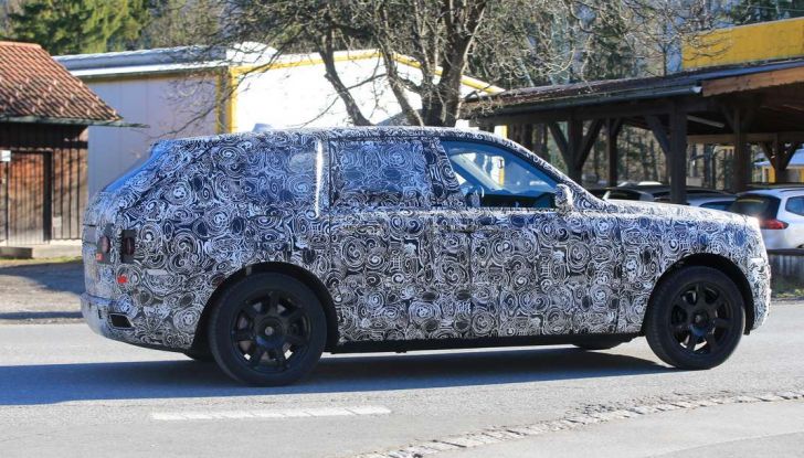 Rolls Royce Cullinan, prime foto spia del SUV di lusso atteso per il 2018 - Foto 6 di 11