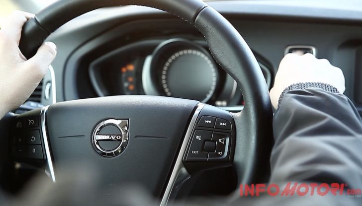 Prova su strada Volvo V40 Cross Country 2016 D2 con Volvo Selekt - Foto 14 di 22