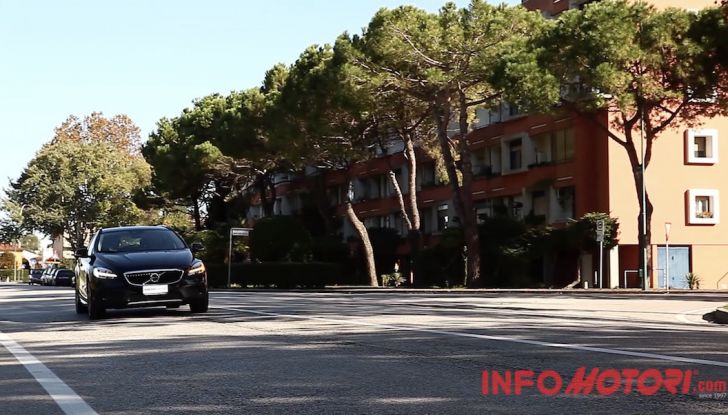 Prova su strada Volvo V40 Cross Country 2016 D2 con Volvo Selekt - Foto 16 di 22