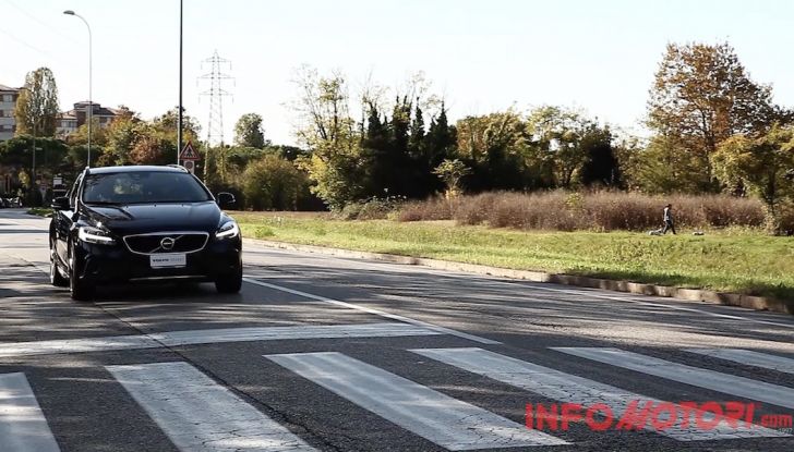 Prova su strada Volvo V40 Cross Country 2016 D2 con Volvo Selekt - Foto 2 di 22