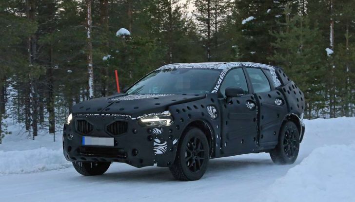 Volvo XC60, nuove foto spia sulla neve della futura generazione - Foto 1 di 10