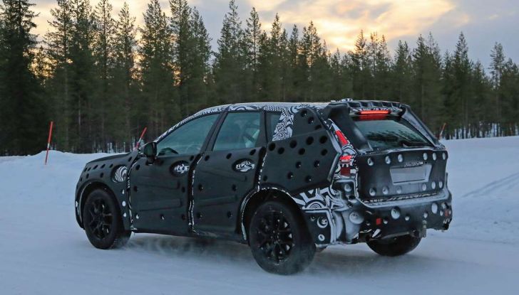 Volvo XC60, nuove foto spia sulla neve della futura generazione - Foto 7 di 10