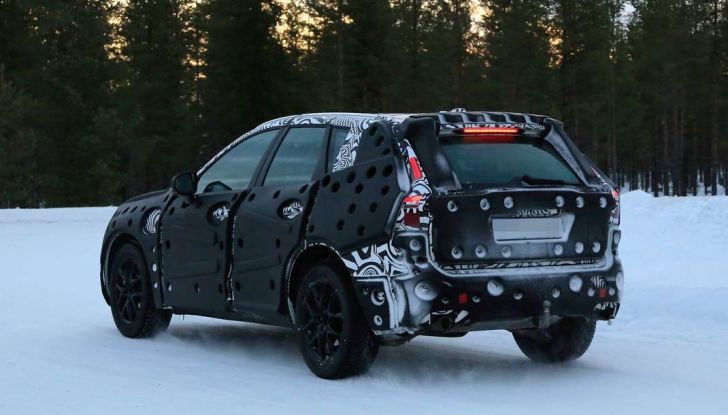 Volvo XC60, nuove foto spia sulla neve della futura generazione - Foto 8 di 10