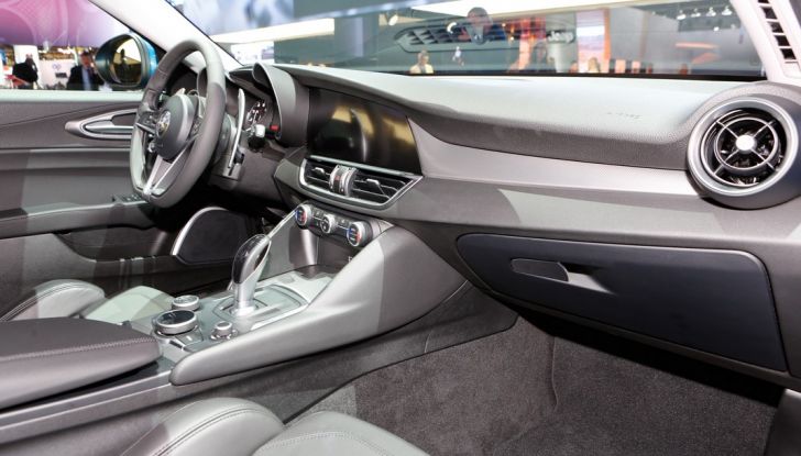 alfa romeo giulia interno bologna 2016