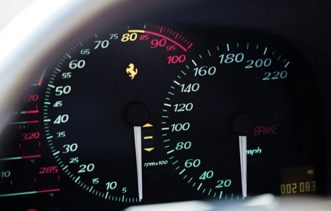 Una Ferrari F50 nera all'asta per oltre 3 milioni di dollari cruscotto