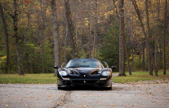 Una Ferrari F50 nera all'asta per oltre 3 milioni di dollari anteriore