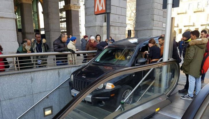 Torino, in auto sulle scale della metro di Porta Nuova - Foto 3 di 3