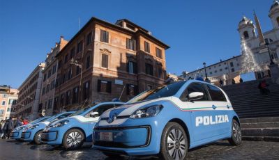 Volkswagen consegna quattro auto elettriche alla Polizia di Stato