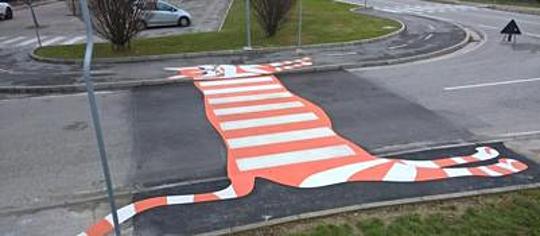 Strisce pedonali giocose: a Vicenza si attraversa la strada su gatti, zebre e piedoni - Foto 3 di 4