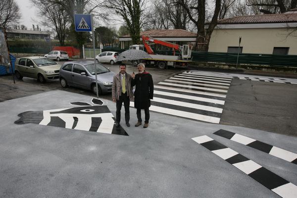 Strisce pedonali giocose: a Vicenza si attraversa la strada su gatti, zebre e piedoni - Foto 2 di 4