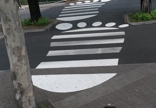 Strisce pedonali giocose: a Vicenza si attraversa la strada su gatti, zebre e piedoni - Foto 4 di 4