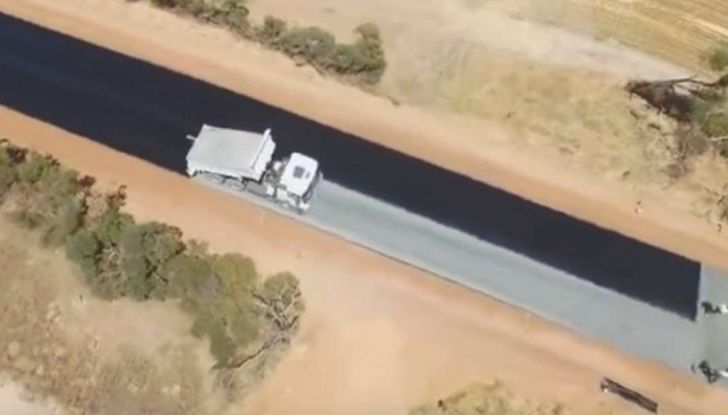 Asfaltatura della strada in Australia: il video diventa virale - Foto 7 di 7