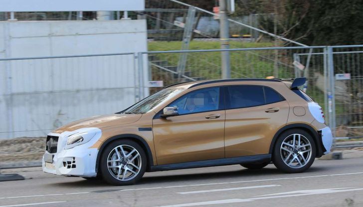 Mercedes GLA 45 AMG Facelift 2017, prime immagini spia della rinnovata variante sportiva - Foto 5 di 9