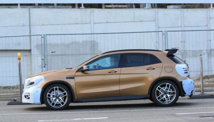 Mercedes GLA 45 AMG Facelift 2017, prime immagini spia della rinnovata variante sportiva - Foto 4 di 9