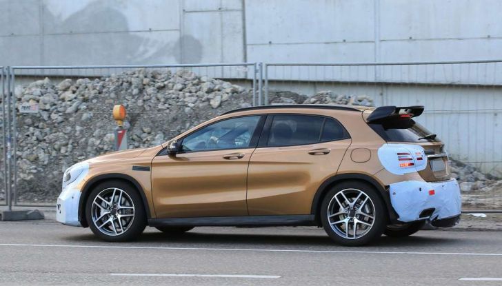 Mercedes GLA 45 AMG Facelift 2017, prime immagini spia della rinnovata variante sportiva - Foto 6 di 9