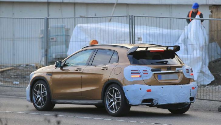 Mercedes GLA 45 AMG Facelift 2017, prime immagini spia della rinnovata variante sportiva - Foto 8 di 9