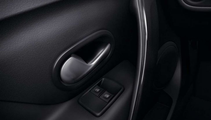 Nuova Dacia Sandero Stepway prova su strada dettaglio portiera interna