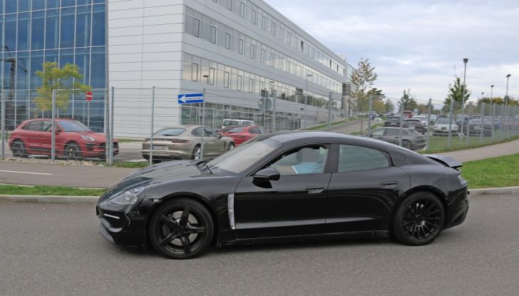 Porsche Mission E: l’elettrica pura su base Panamera - Foto 19 di 29