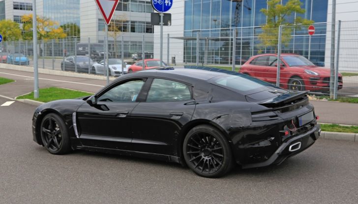 Porsche Mission E: l’elettrica pura su base Panamera - Foto 23 di 29