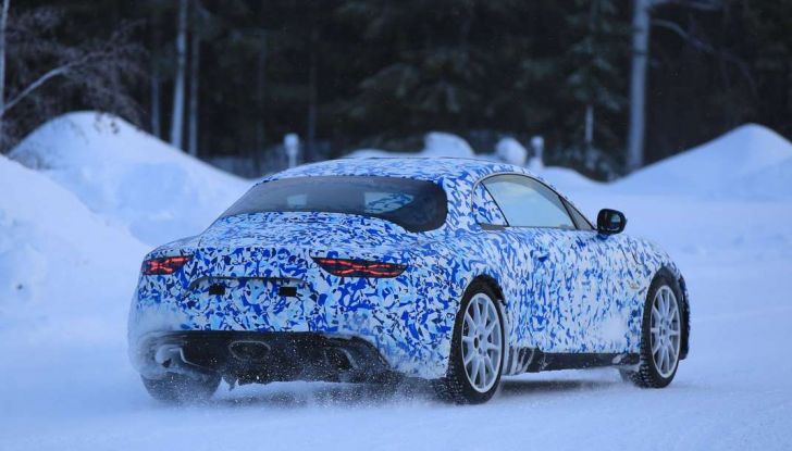 Renault Alpine, le foto spia dei prototipi impegnati nei test invernali - Foto 3 di 11