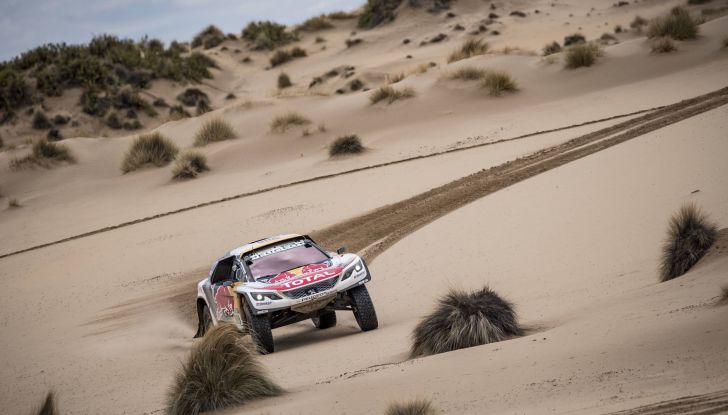Le Peugeot 3008DKR saldamente in testa alla tappa Marathon - Foto 2 di 6