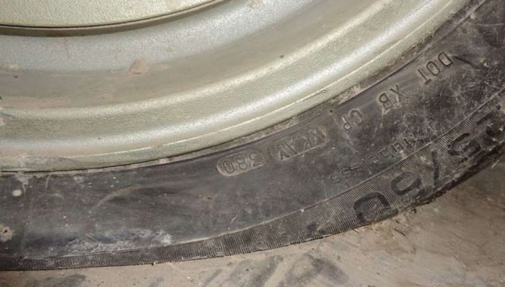 una bmw m1 abbandonata scoperta in un garage italiano 10