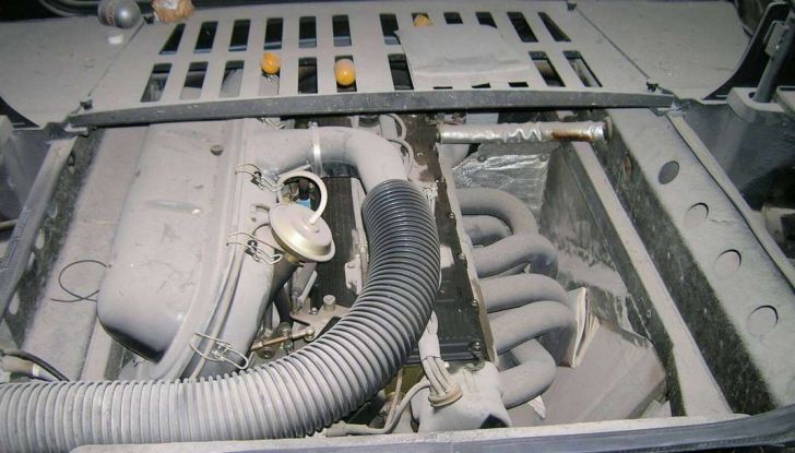 una bmw m1 abbandonata scoperta in un garage italiano vano motore