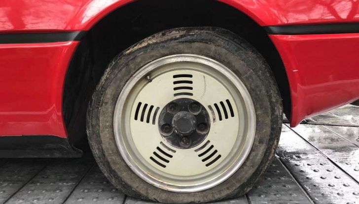 una bmw m1 abbandonata scoperta in un garage italiano ruota