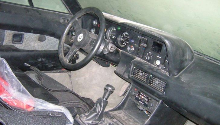 una bmw m1 abbandonata scoperta in un garage italiano postazione guida