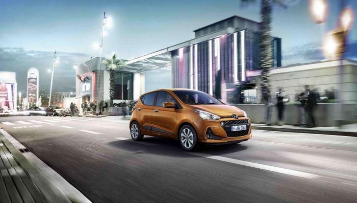 Nuova hyundai i10 2017, in movimento in città.