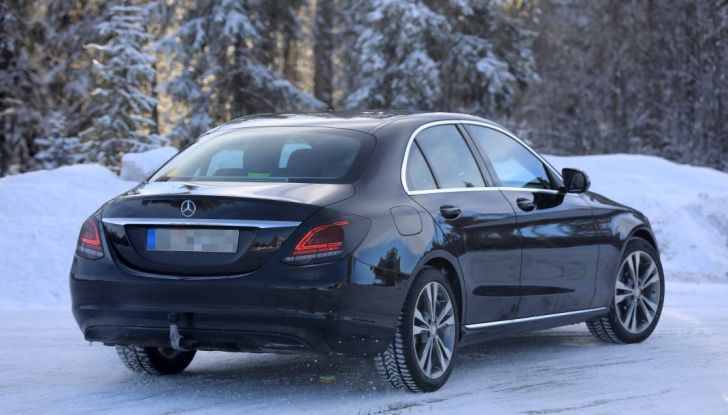 Mercedes Classe C Facelift, prime immagini spia e dettagli del nuovo modello - Foto 7 di 20