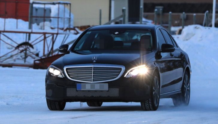 Mercedes Classe C Facelift, prime immagini spia e dettagli del nuovo modello - Foto 8 di 20