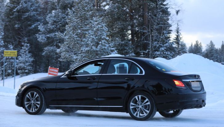 Mercedes Classe C Facelift, prime immagini spia e dettagli del nuovo modello - Foto 12 di 20