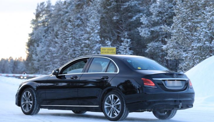 Mercedes Classe C Facelift, prime immagini spia e dettagli del nuovo modello - Foto 13 di 20