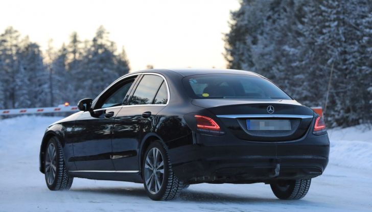 Mercedes Classe C Facelift, prime immagini spia e dettagli del nuovo modello - Foto 14 di 20