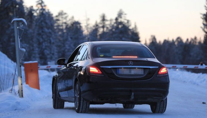 Mercedes Classe C Facelift, prime immagini spia e dettagli del nuovo modello - Foto 16 di 20