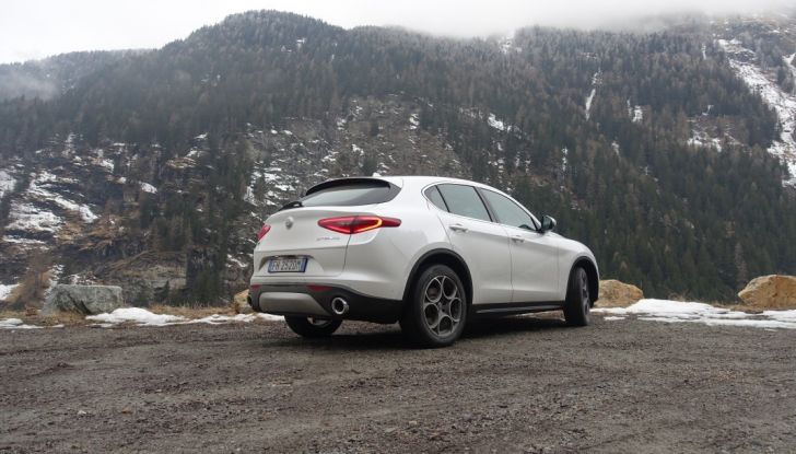 Prova su strada: Stelvio, il primo SUV nella storia Alfa Romeo - Foto 18 di 41