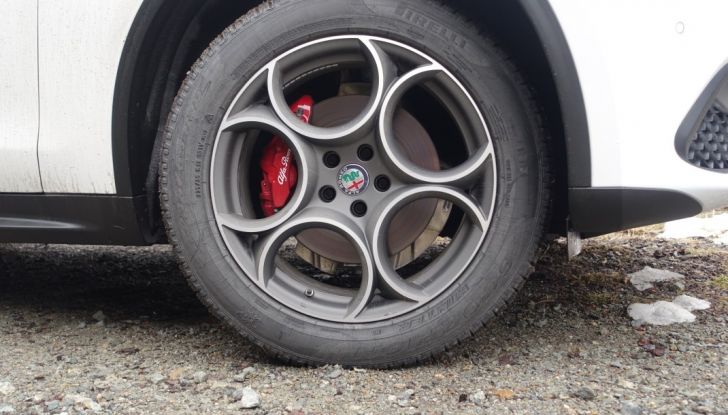 Prova su strada: Stelvio, il primo SUV nella storia Alfa Romeo - Foto 21 di 41