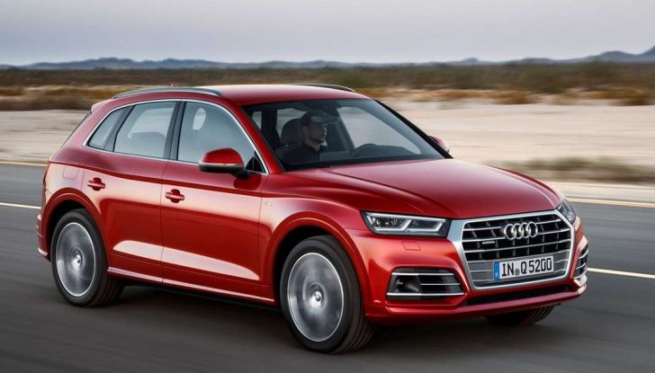 Audi Q5 ufficiali dinamiche 2017, in movimento su strada.