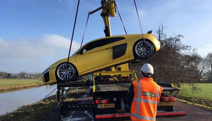 Audi R8 V10 Plus finisce in un fiume in Olanda (1)