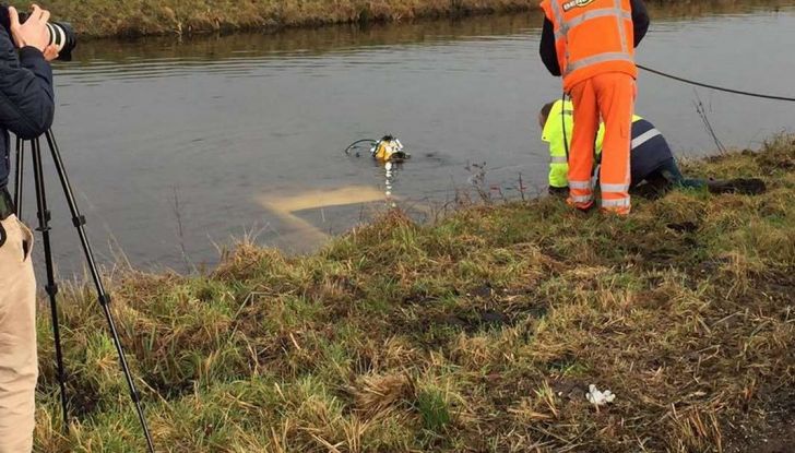 Audi R8 V10 Plus in un fiume Olanda (2)